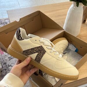 Mia sneakers